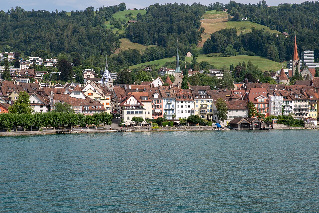 スイス・ツークの湖畔に広がる旧市街